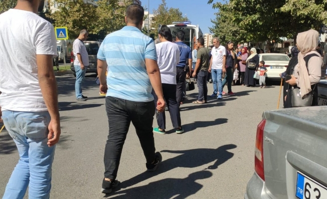 Urfa'da yolun karşısına geçmek isteyen kadına otomobil çarptı