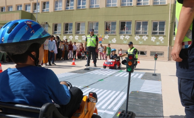 Jandarmadan öğrencilere trafik eğitimi