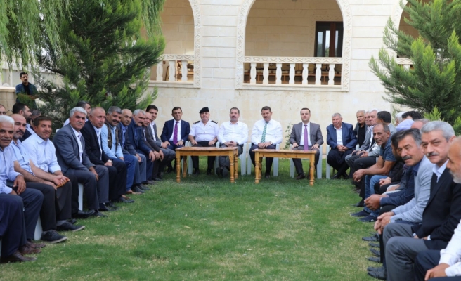 Vali Ayhan, Karaköprü’deki muhtarlarla bir araya geldi