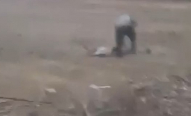 Urfa’da bir şahıs husumetlisini önce araçta bıçakladı, yetmedi tarlada darbetti