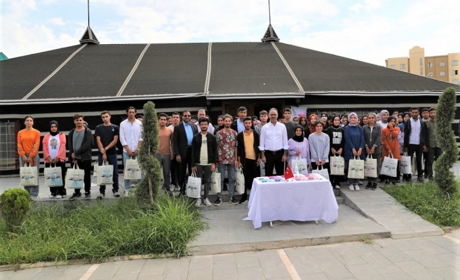 Eyyübiye’de sınavlara hazırlanan gençlere eğitim seti desteği