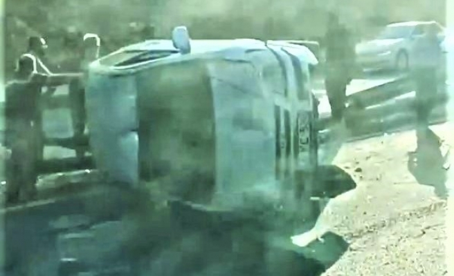 Şanlıurfa’da otomobil refüje çarpıp yan yattı!