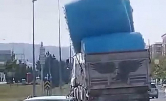 Urfa’da pamuk yüklü kamyonun tehlikeli yolculuğu
