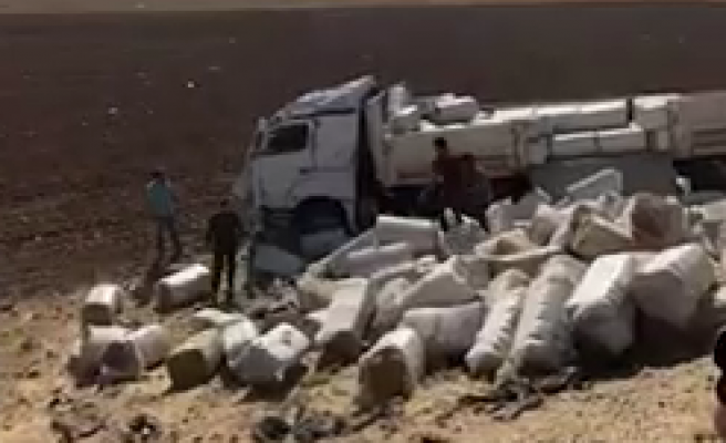 Şanlıurfa’da saman yüklü tır tarlaya uçtu: 1 yaralı