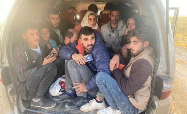 Akçakale’de durdurulan araçta 18 düzensiz göçmen yakalandı