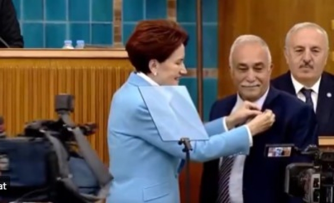 Akşener Fakıbaba’ya parti rozetini taktı