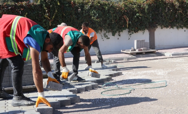 Karaköprü'de yeni açılan yollarda kaldırım çalışması yapılıyor