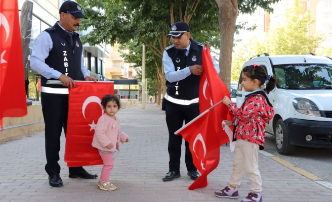 Karaköprü’de zatıba esnaf ve vatandaşlara bayrak dağıttı
