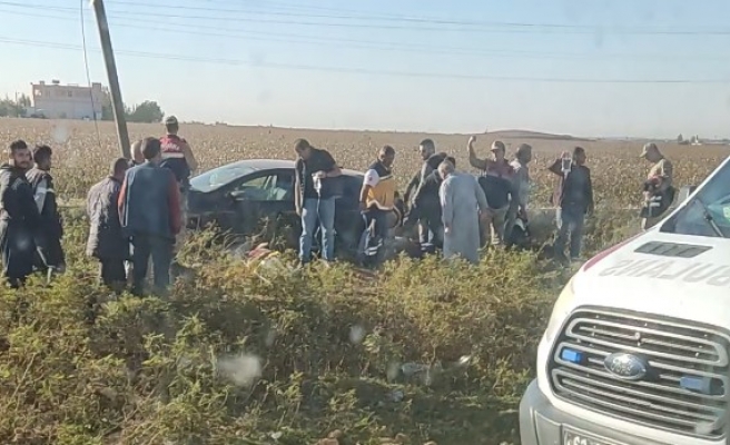 Şanlıurfa’da otomobil elektrik direğine çarparak durabildi: 3 yaralı