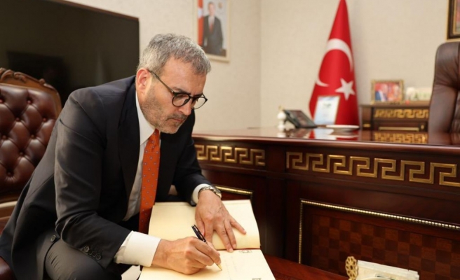 Mahir Ünal istifa etti!