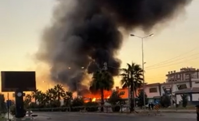 Şanlıurfa'da balıkçıda büyük yangın!