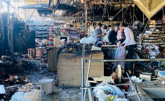 Haliliye'de sabah saatlerinde marketteki yangından geriye kalanlar