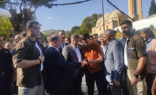 Davutoğlu Balıklıgöl’de balıklara yem attı