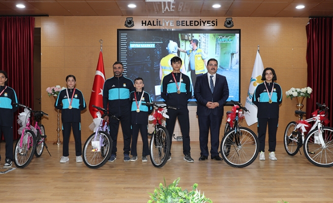 Tekvandocu 5 sporcuya bisiklet hediye edildi