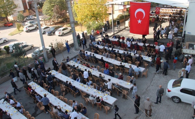 Şanlıurfa'da binlerce kişiye yemek ikramı