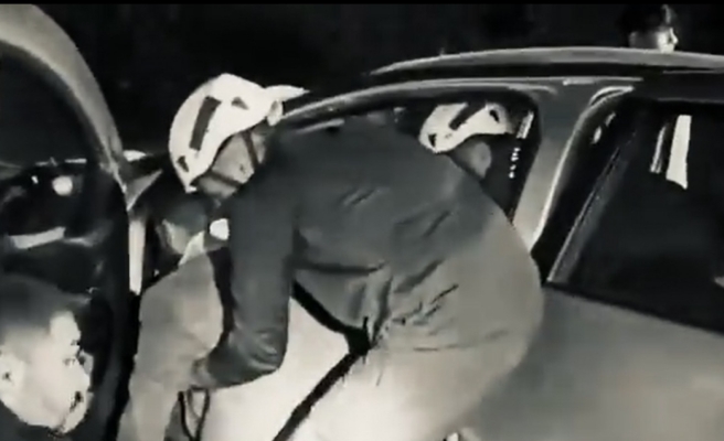 Araçta sıkışan yaralıyı itfaiye kurtardı!