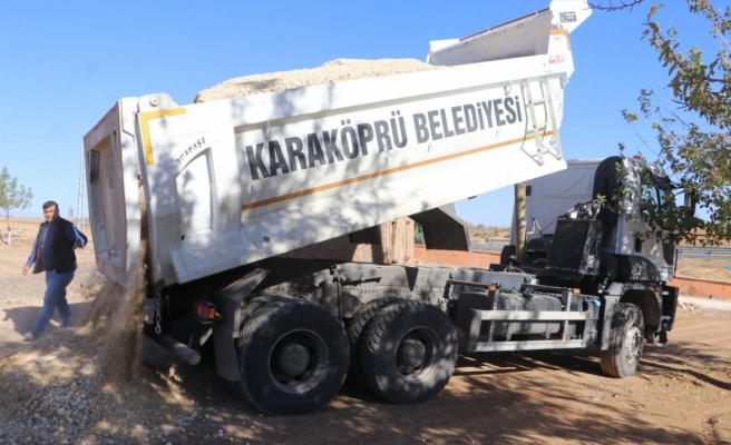 Karaköprü’de kış öncesi kırsal mahallelerde yol çalışması