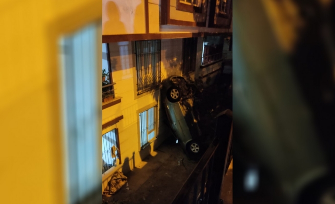 Urfa'da virajı alamayan otomobil apartmanın içine düştü!