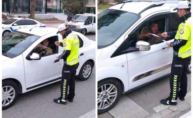 Trafik polisleri sürücülere bilgilendirici broşür dağıttı
