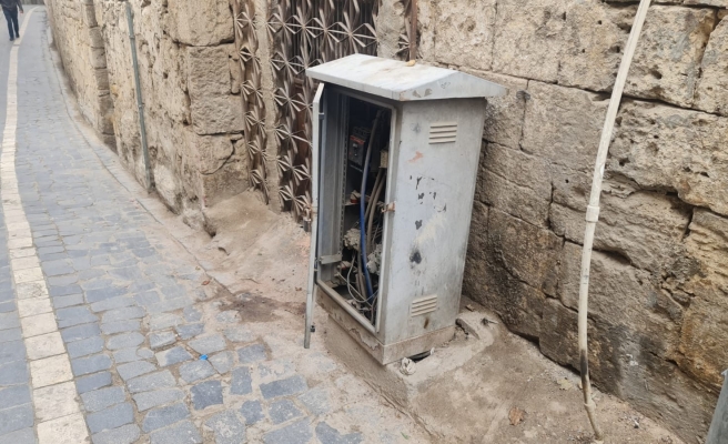 Şanlıurfa’da elektrik panosu tehlikeye davetiye çıkarıyor