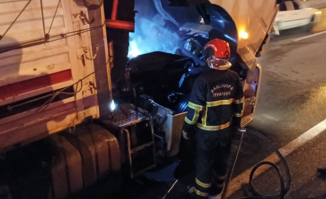 Şanlıurfa'da seyir halindeki TIR'daki yangına müdahale