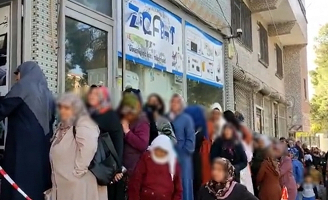 Urfa'da ücretsiz ekmek kuyruğu