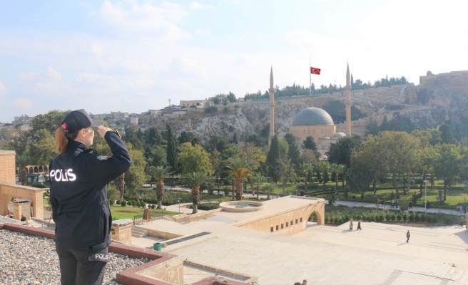 Urfa emniyeti Atatürk'ün ölüm saatinde saygı duruşunda