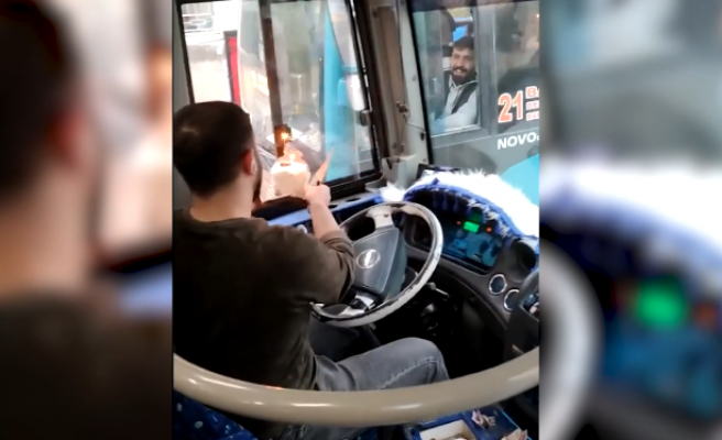 Urfalı otobüs şoföründen mesai arkadaşına doğum günü sürprizi