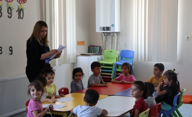 Kadınlar kursta çocuklar kreşte öğreniyor!