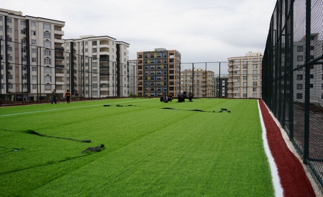 Karaköprü’deki 3 mahalleye sentetik çim saha kazandırılıyor