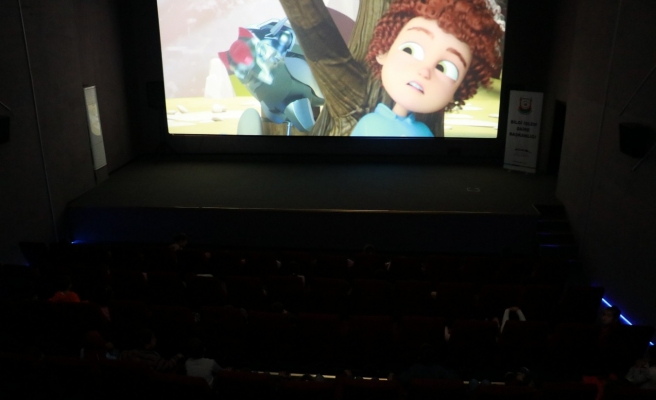 Köy okulundan gelen çocuklar sinemayla tanıştı