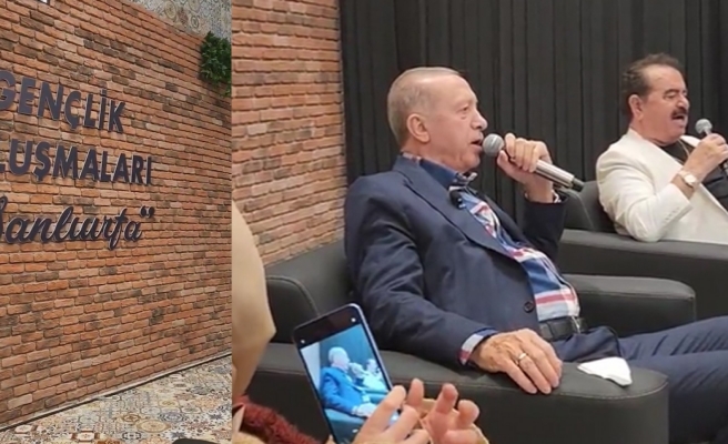 Cumhurbaşkanı Urfalı gençlerle Urfalıyım Ezelden'i söyledi