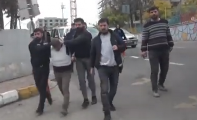 Urfa’da firari cinayet şüphelisi, evinin önünde sivil polislere yakalandı