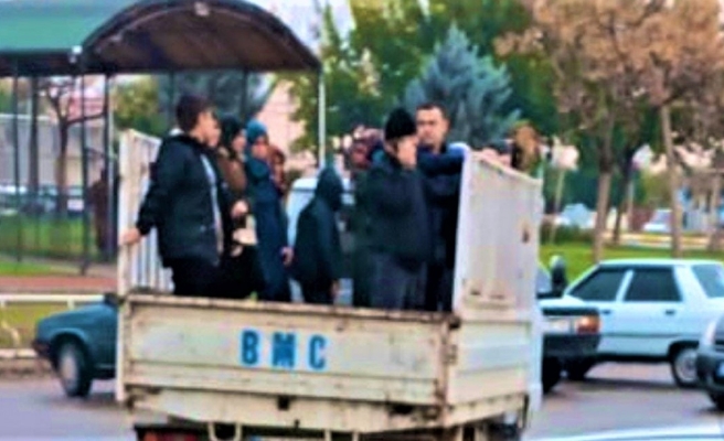 Şanlıurfa’da kamyonet kasasında kömür yolculuğu