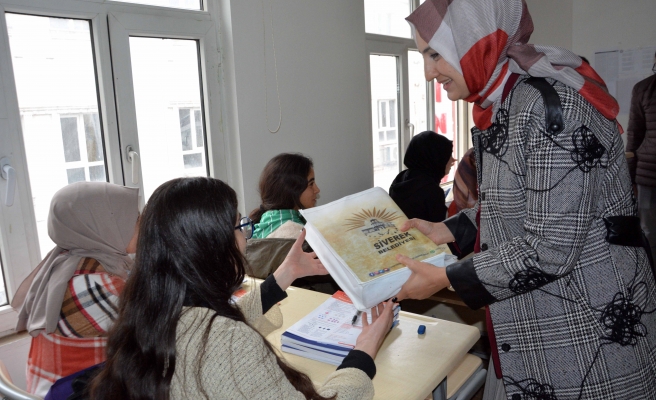 Siverek’te üniversite adaylarına kitap seti desteği