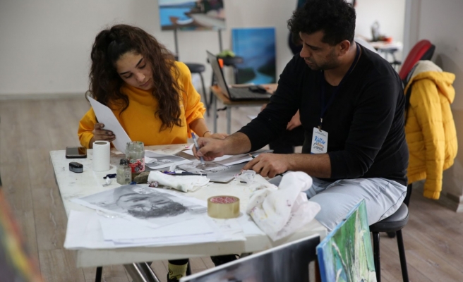 Karaköprü'de kadınlar boş zamanlarını meslek ve sanat öğrenerek değerlendiriyor