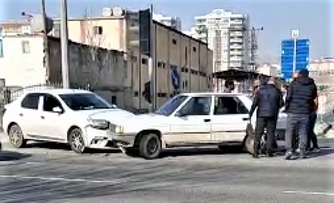 Şanlıurfa’da kavşakta iki araç çarpıştı!