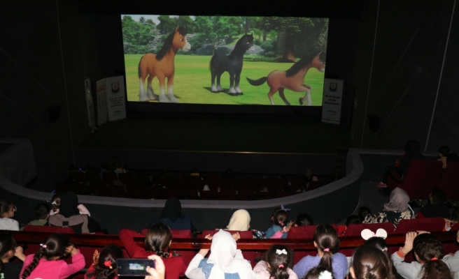 Çizgi film izlemenin keyfini yaşadılar