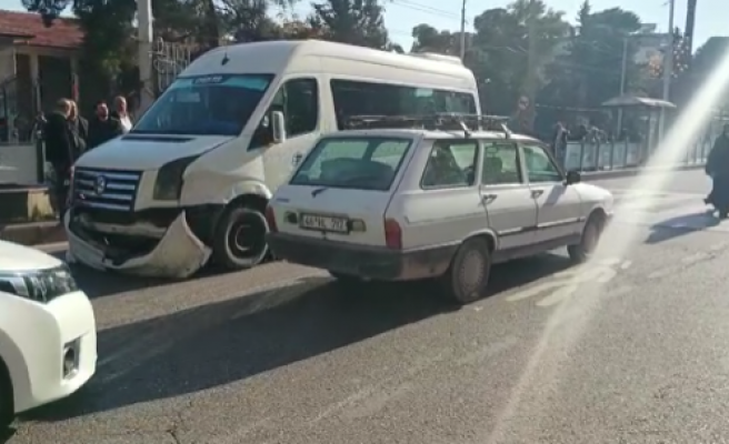 Aracına silahla ateş açılan şoför ters yönde otomobile çarptı