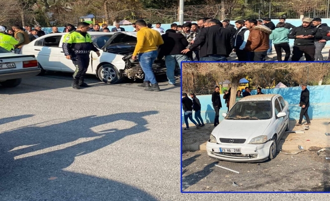 Akçakale’de iki otomobil kafa kafaya çarpıştı