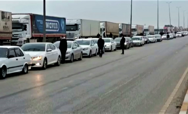 Sınır kapısında saatlerce bekliyorlar