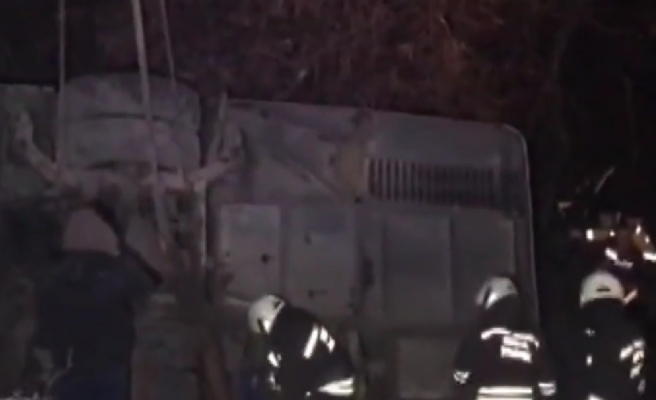 Urfa’dan giden yolcu otobüsü devrildi! Yaralılar var