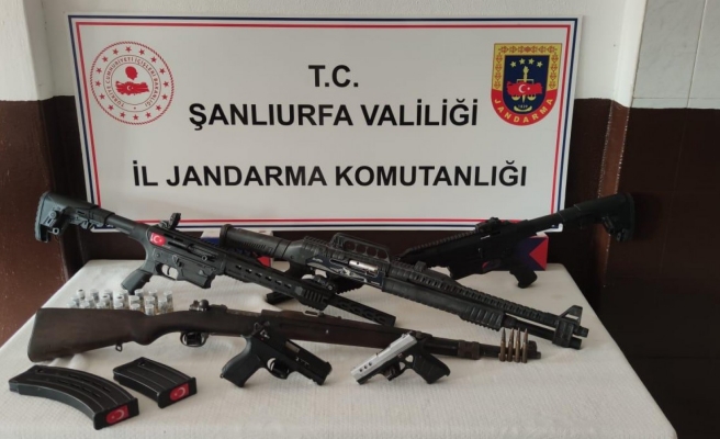 Siverek'te husumetli ailelerin evlerinde silahlar ele geçirildi
