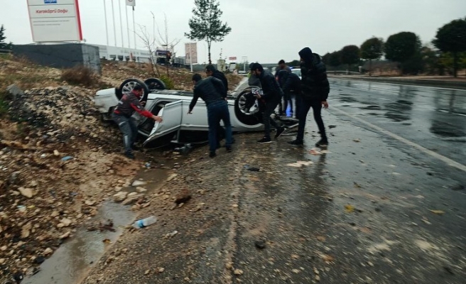 Karaköprü'de otomobil takla attı: 2 yaralı
