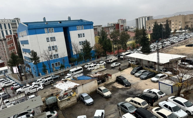 O bölgedeki otopark yetersizliği öğrencileri mağdur ediyor