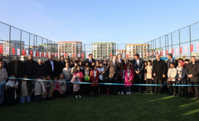 Karaköprü’de çim saha gençlerin hizmetine sunuldu!