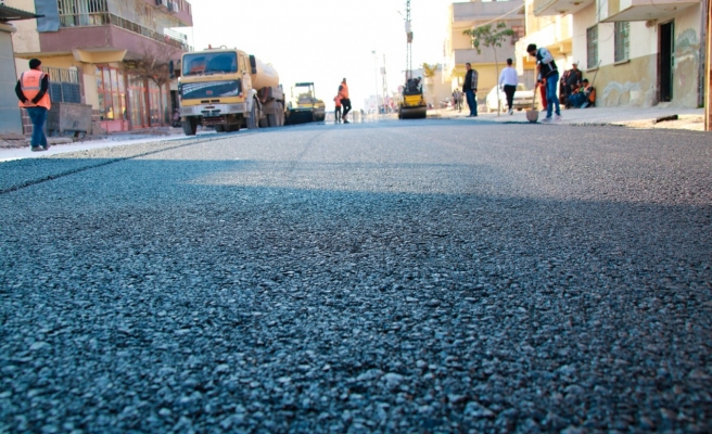 Mehmet Kartal Caddesinde sıcak asfalt serimine başlandı