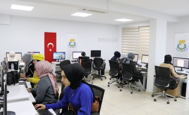 Gençler kursta bilgisayar öğreniyor