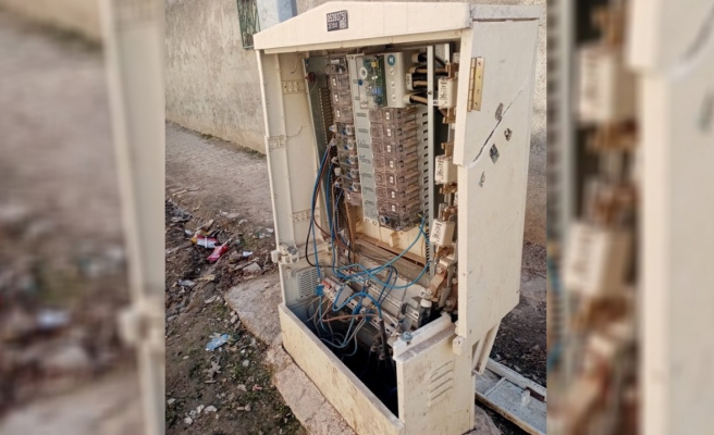 Viranşehir'de kapağı açık panolar tehlike saçıyor!