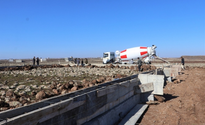 Karaköprü’de kırsal mahalleye çim saha